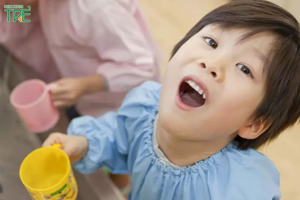 Súc miệng cho bé bằng nước muối